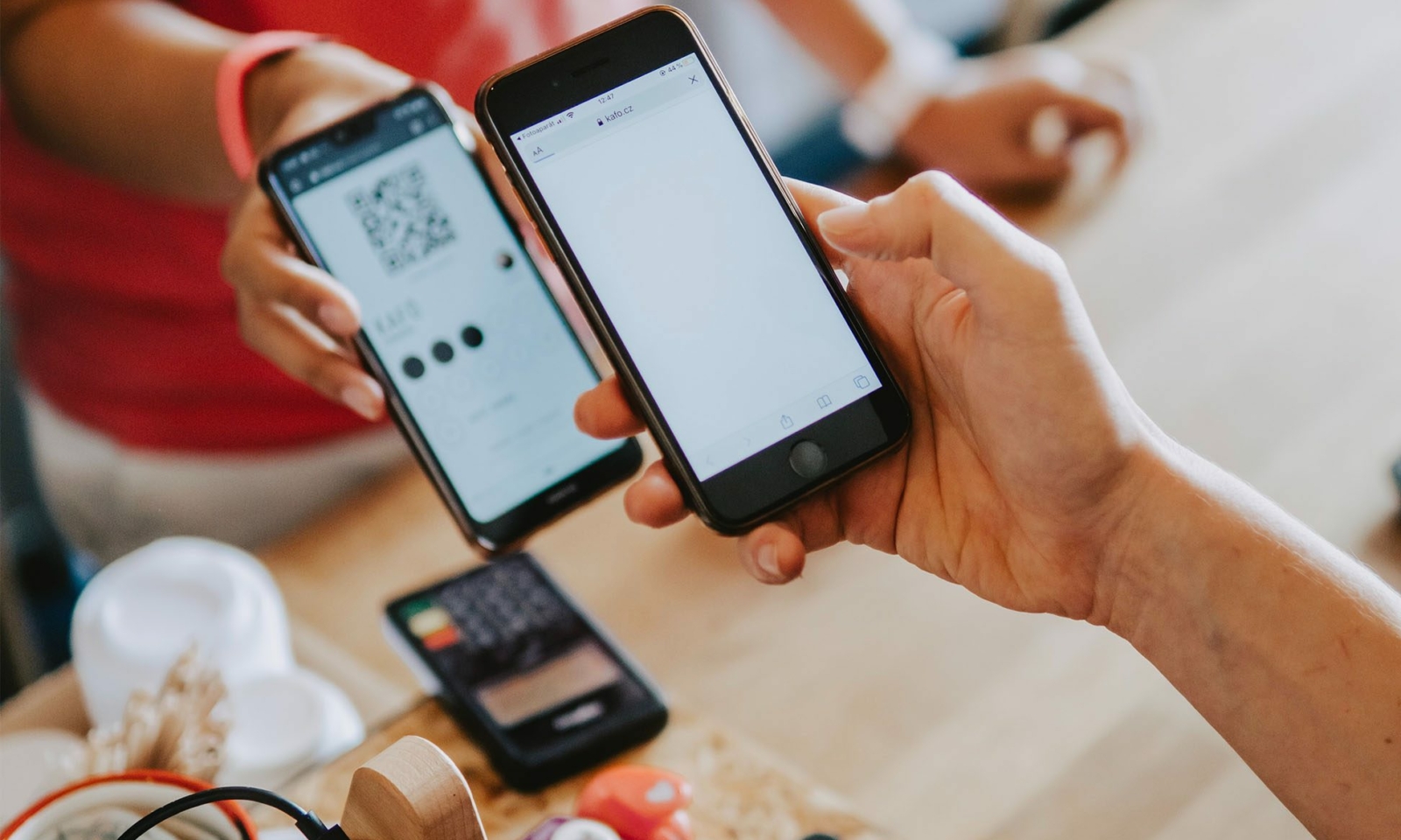 What is hybrid shopping?